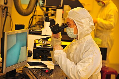 清大半導體學院學生未來將可在黃光實驗室內上實驗課，用顯微鏡觀測曝光顯影結果。