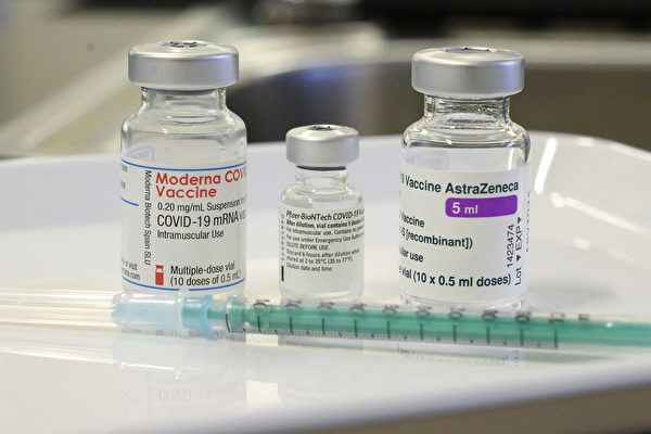 研究发现AZ疫苗混打辉瑞疫苗、莫德纳疫苗的效果都很好。（THOMAS KIENZLE/Getty Images）
