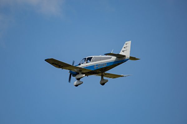 首次單飛時飛機失去動力 菜鳥飛行員鎮定迫降