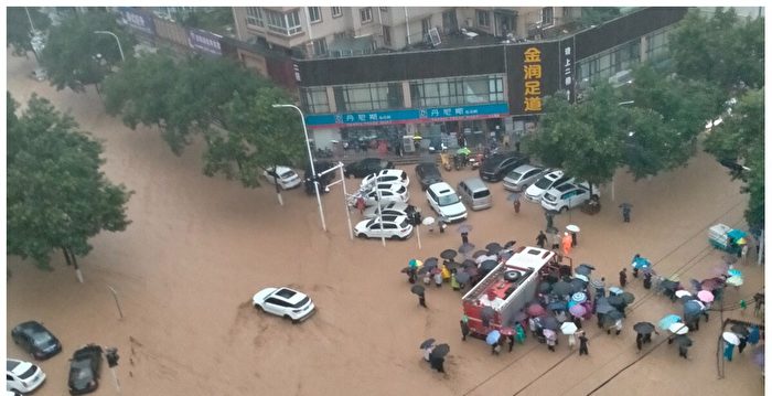 暴雨洪灾 郑州市民讲述惊险的一天