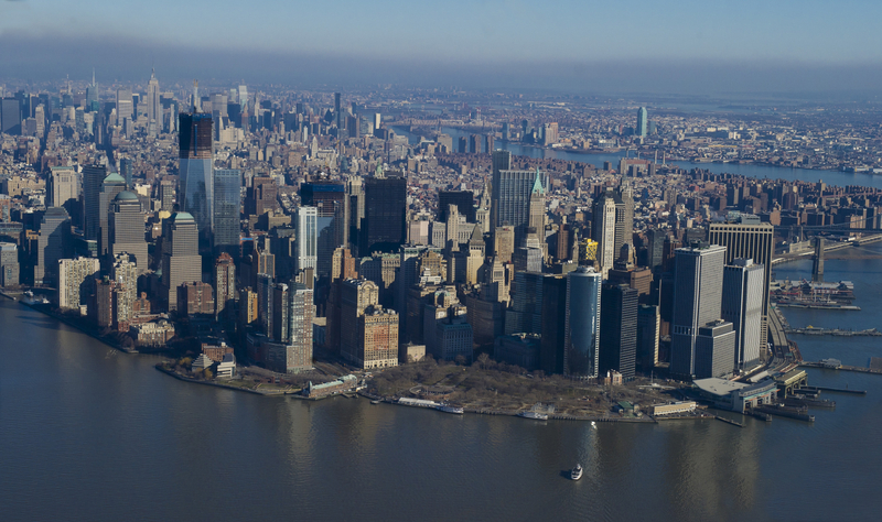 空中俯瞰紐約市曼哈頓島。(戴兵/大紀元)