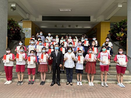 東興國中校長周素娥與得獎學生合影。