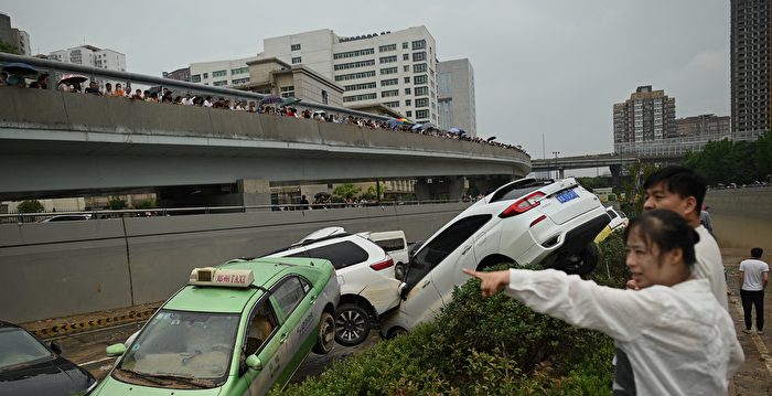 【一线采访】郑州洪灾逝者多 官方在做啥？