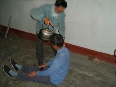 开水淋头 法轮功学员陈明在嘉州监狱遭酷刑