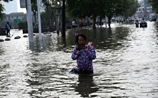 中国河南一大河多处决堤 133个县受灾大片村镇被淹