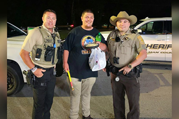 年輕自閉症男在一群善良警察幫助下返回家