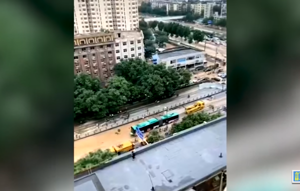 视频：郑州一辆被拖出的公交车引发质疑