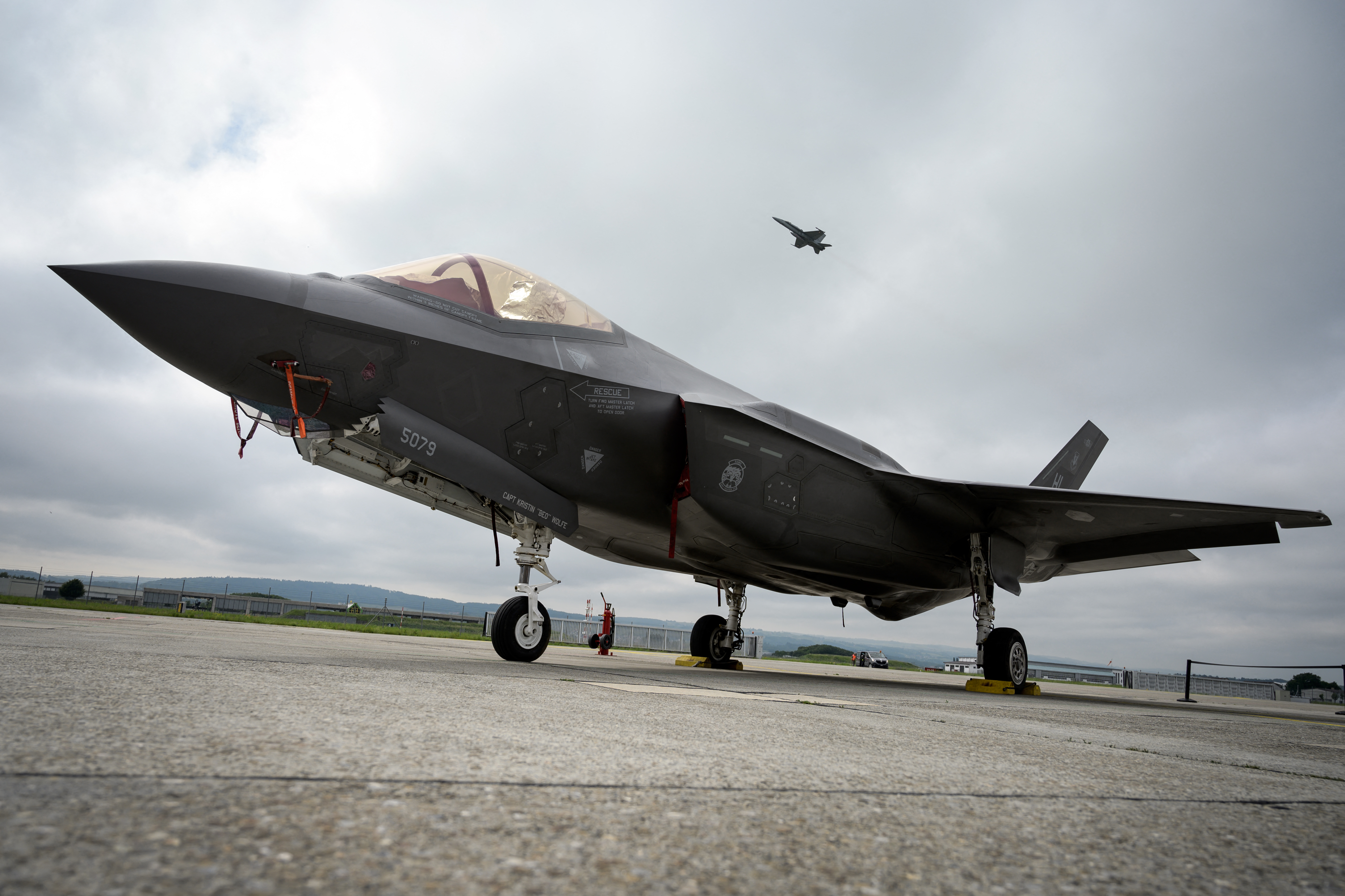 2019 年 6 月 7 日一架洛克希德马丁 F-35战斗机停在佩耶恩空军基地的停机坪上。(Fabrice COFFRINI / AFP)