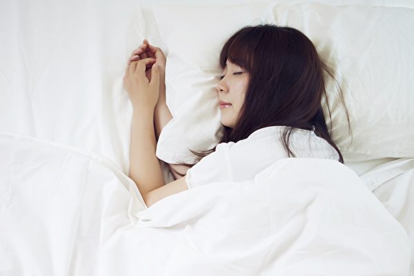 睡前做侧躺画圆的动作，可让身体放松，提升睡眠品质。(Shutterstock)