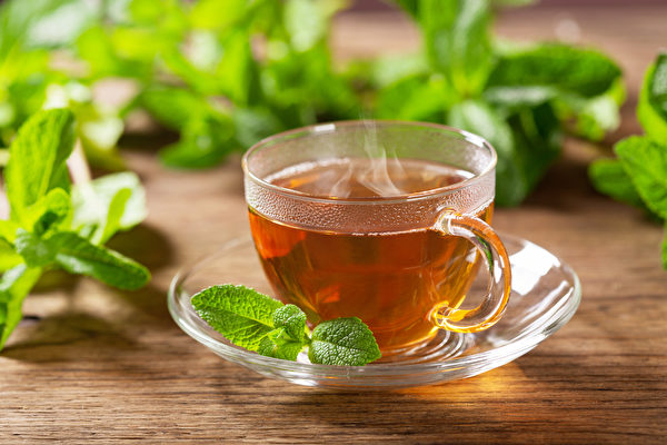 中医２茶饮可清走体内肥油、毒素，除退“防疫肥”。(Shutterstock)