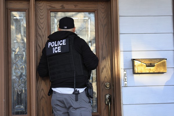 ICE遞解他人 華女自認無身分 被送進移民監
