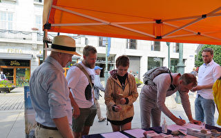 法輪功學員挪威首都集會 民眾簽名支持反迫害