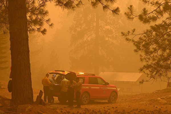 北加州迪克西山火扩大 当局使用无人机救灾