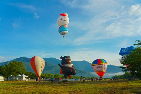 台東縣政府29日上午6時在台糖池上牧野渡假村舉辦「FLY FOR TAIWAN 為台灣而飛」、HELLO KITTY熱氣球的首航活動，盼熱氣球帶給台灣希望。