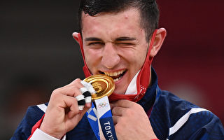奥运冠军把金牌藏在何处 为何咬上一口？