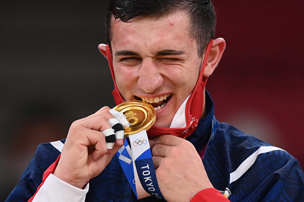 奧運冠軍把金牌藏在何處 為何咬上一口？