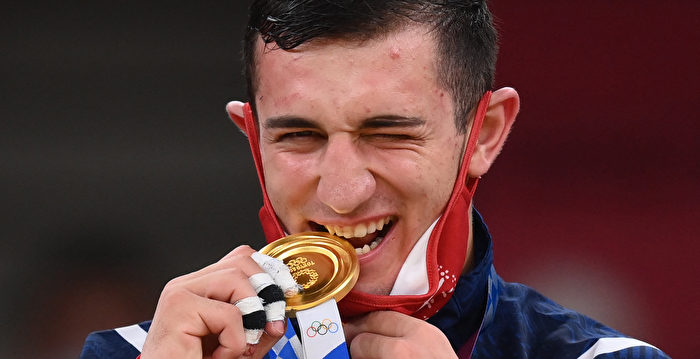 奥运冠军把金牌藏在何处 为何咬上一口？