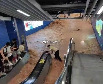 广州地铁神舟路站雨水倒灌 民众奔逃