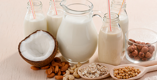市面的「奶」字飲品很多，但植物奶不等於奶類。(Shutterstock)