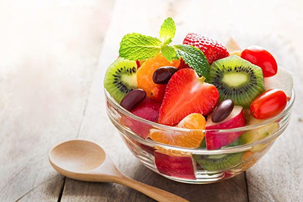 如何掌握一份水果的量？有两个简单方法。(Shutterstock)