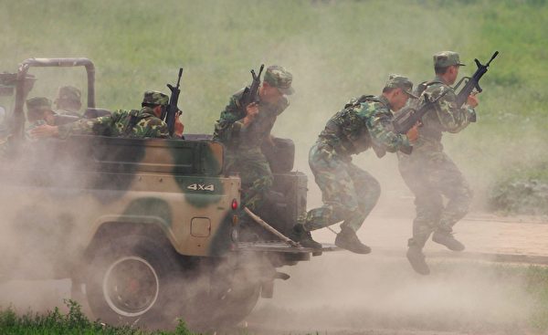 2007 年 7 月 30 日，中共陆军第 196 步兵旅的士兵在北京以东 100 公里的杨村军营中进行演习。 （Guang Niu/Getty Images）