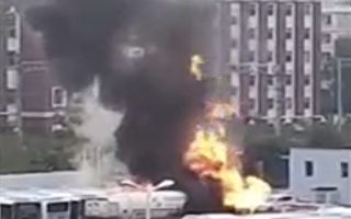 視頻：瀋陽加氣站天然氣罐車起火 波及公交車