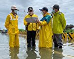 屏东豪雨淹水成灾 潘孟安马不停蹄视察水情