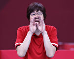 中國女排3-0勝意大利 郎平灑淚賽場：太晚了