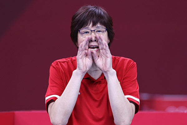 中国女排3-0胜意大利 郎平洒泪赛场：太晚了
