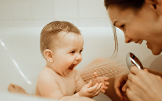 寶寶愛玩水 職能治療師帶你做親子水中感統遊戲