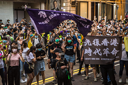 图为上街抗议《港版国安法》的香港民众。
