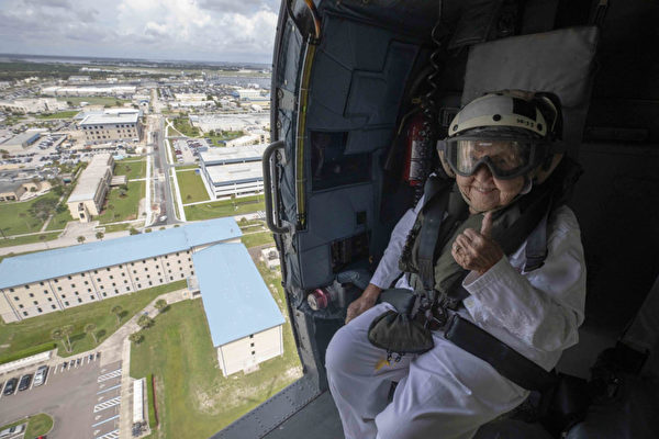 美海军遗孀如愿搭乘直升机 庆祝百岁诞辰