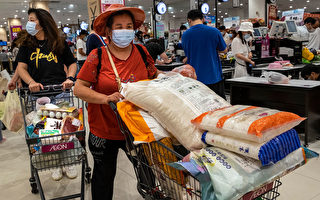 武汉疫情再现 部分民众囤货 超市排长队