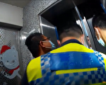 妇人深夜受困电梯 暖警如神兵助其脱身