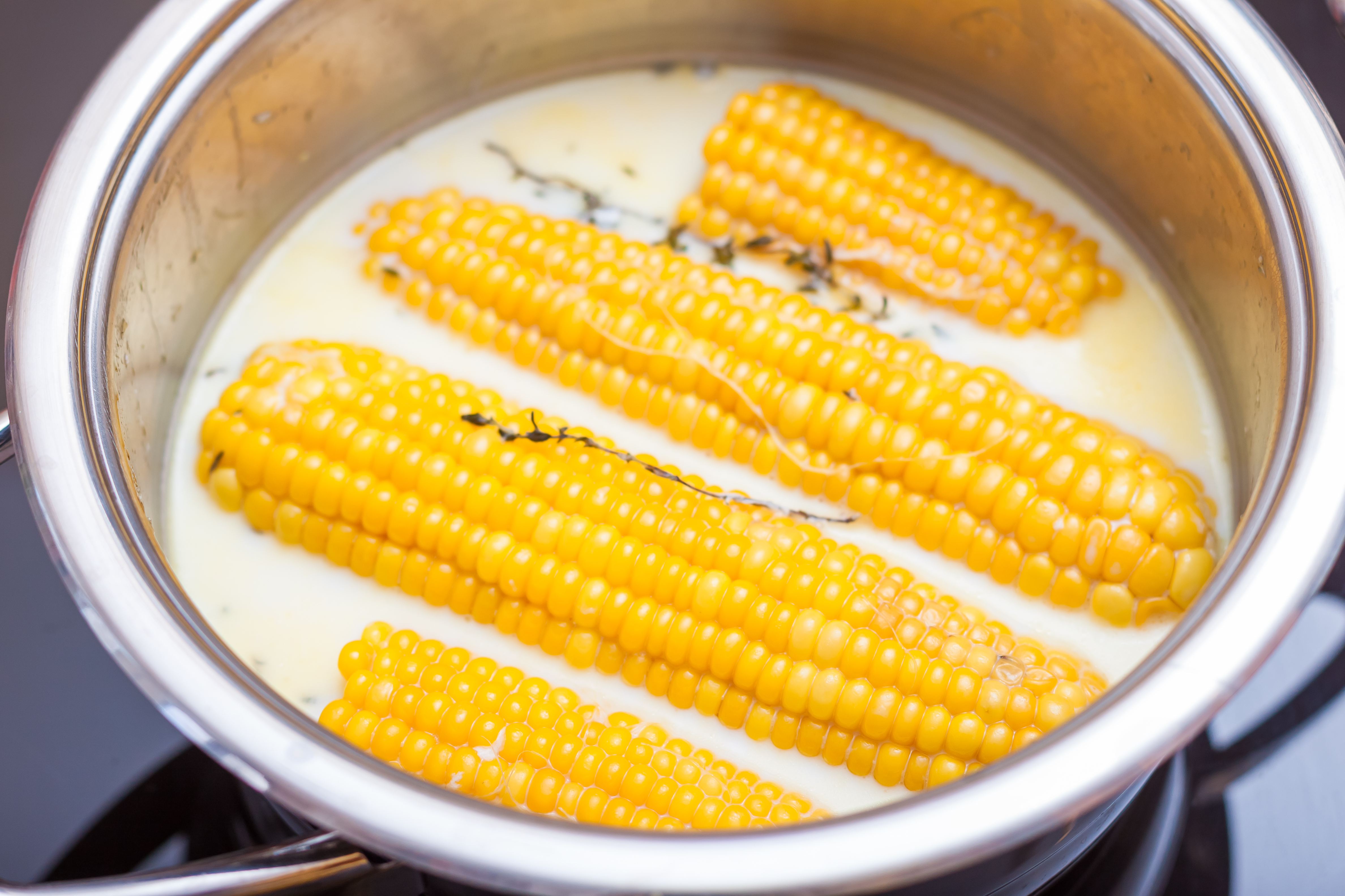 <span style="color: #000000">用牛奶煨煮玉米，可以再加些蜂蜜和肯琼香料粉。（Shutterstock）</span>