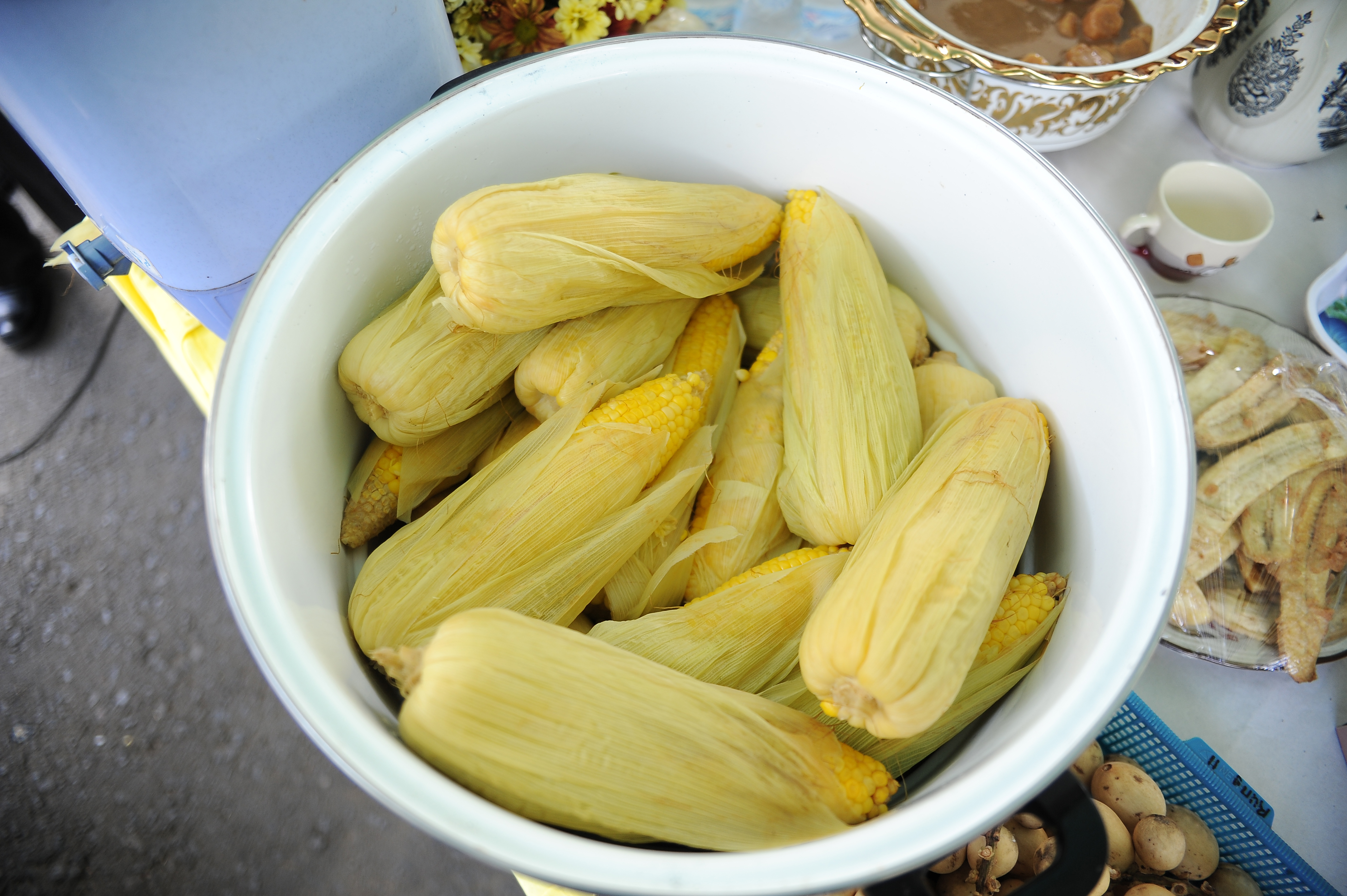 <span style="color: #000000">如果想避开用水蒸煮玉米的热气，可以用微波炉烹煮玉米。（Shutterstock）</span>