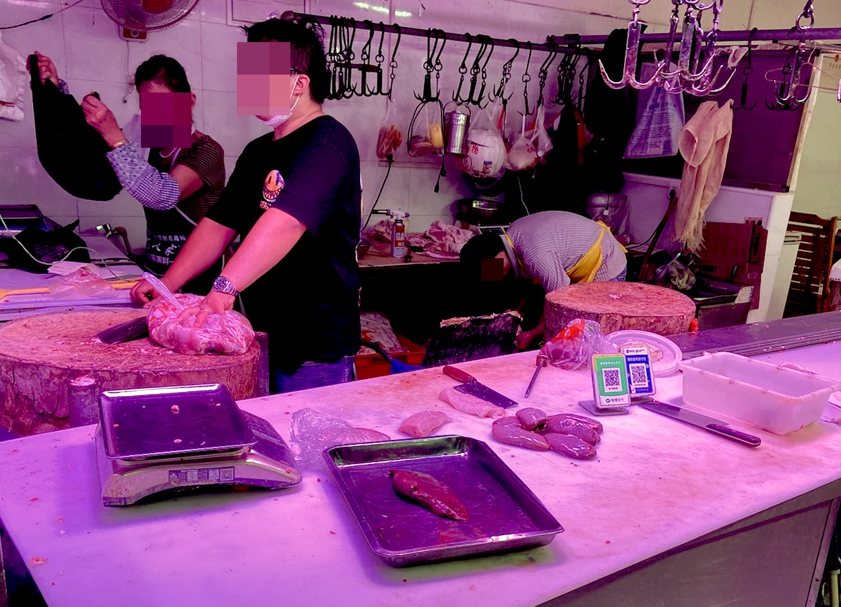 武漢疫情復燃，引起民眾恐慌。8月3日，肉攤上的肉被搶購一空。（受訪者提供）
