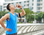 白开水和运动饮料哪个好？运动前中后补水攻略