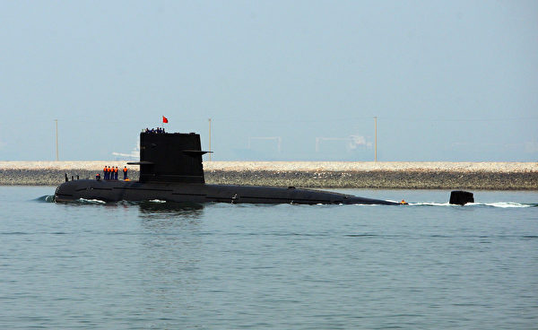 2009年4月22日，中共海軍的一艘未知型號潛艇離開青島港。 （Guang Niu/Pool/Getty Images）