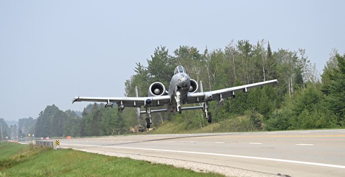 A-10攻击机在公路上起降 美国空军缔造历史
