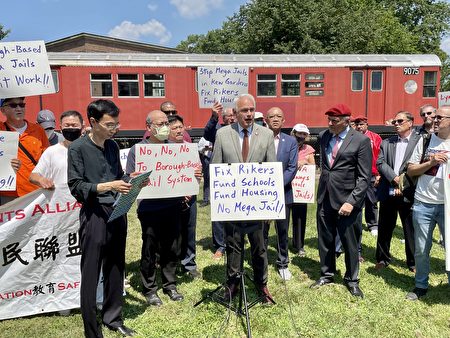 紐約市第30選區市議員霍頓（Robert Holden）發言反對建秋園社區監獄。