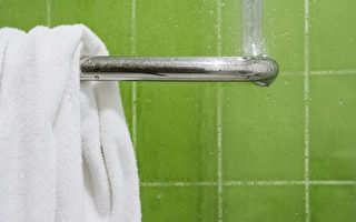 浴室、洗手台、鞋柜等容易积累湿气的地方，有几个妙招可除湿。(Shutterstock)