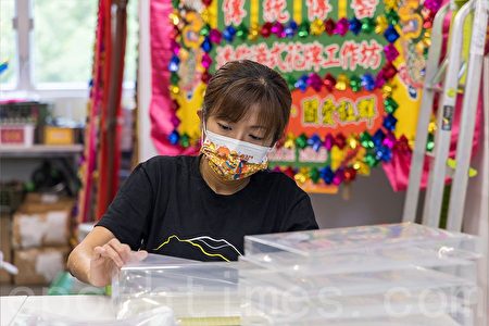 前香港公共医疗医生协会会长马仲仪也参与今次的花牌制作，她负责最后一个装盒的步骤。