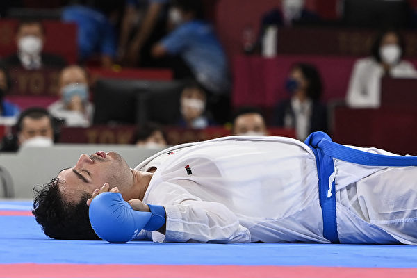 伊朗空手道選手被踢倒在地 卻「躺著拿金牌」