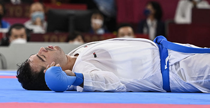 伊朗空手道选手被踢倒在地 却“躺着拿金牌”