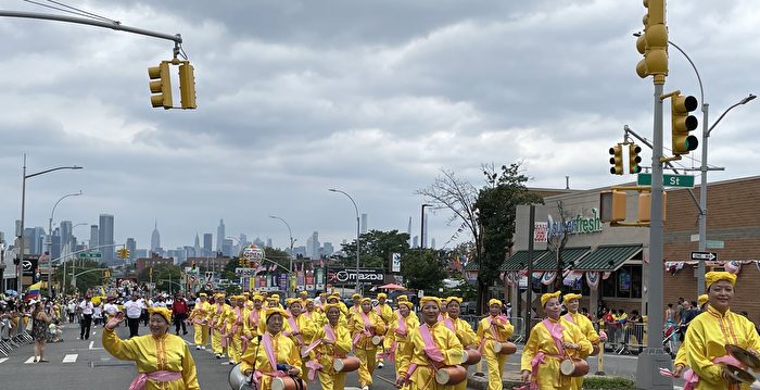 华人腰鼓队参加纽约社区游行  观众反响热烈
