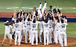 日本棒球队夺金后“向空气鞠躬” 原因曝光