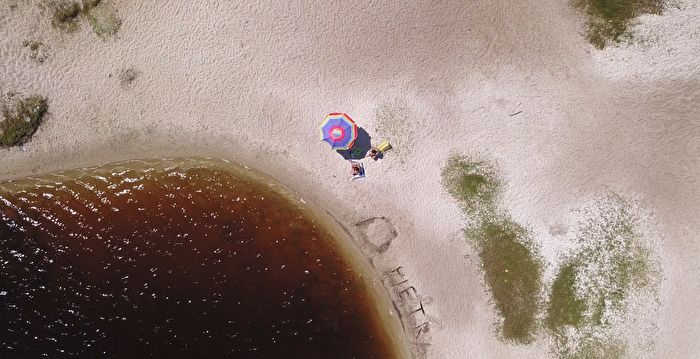 巴西独特的湖泊 颜色如可口可乐