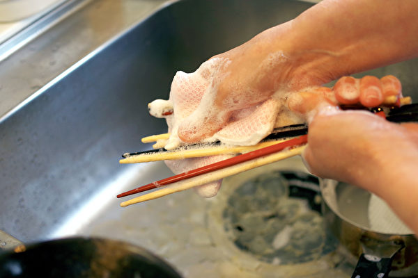 将整把筷子一起搓洗，可能洗不净、残留脏污。(Shutterstock)