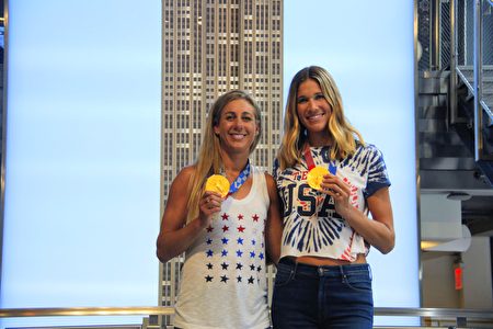 东京奥运女子沙滩排球金牌选手艾谱莉·罗斯（左）和搭档艾丽丝·克莱曼（右）在帝国大厦内合影。